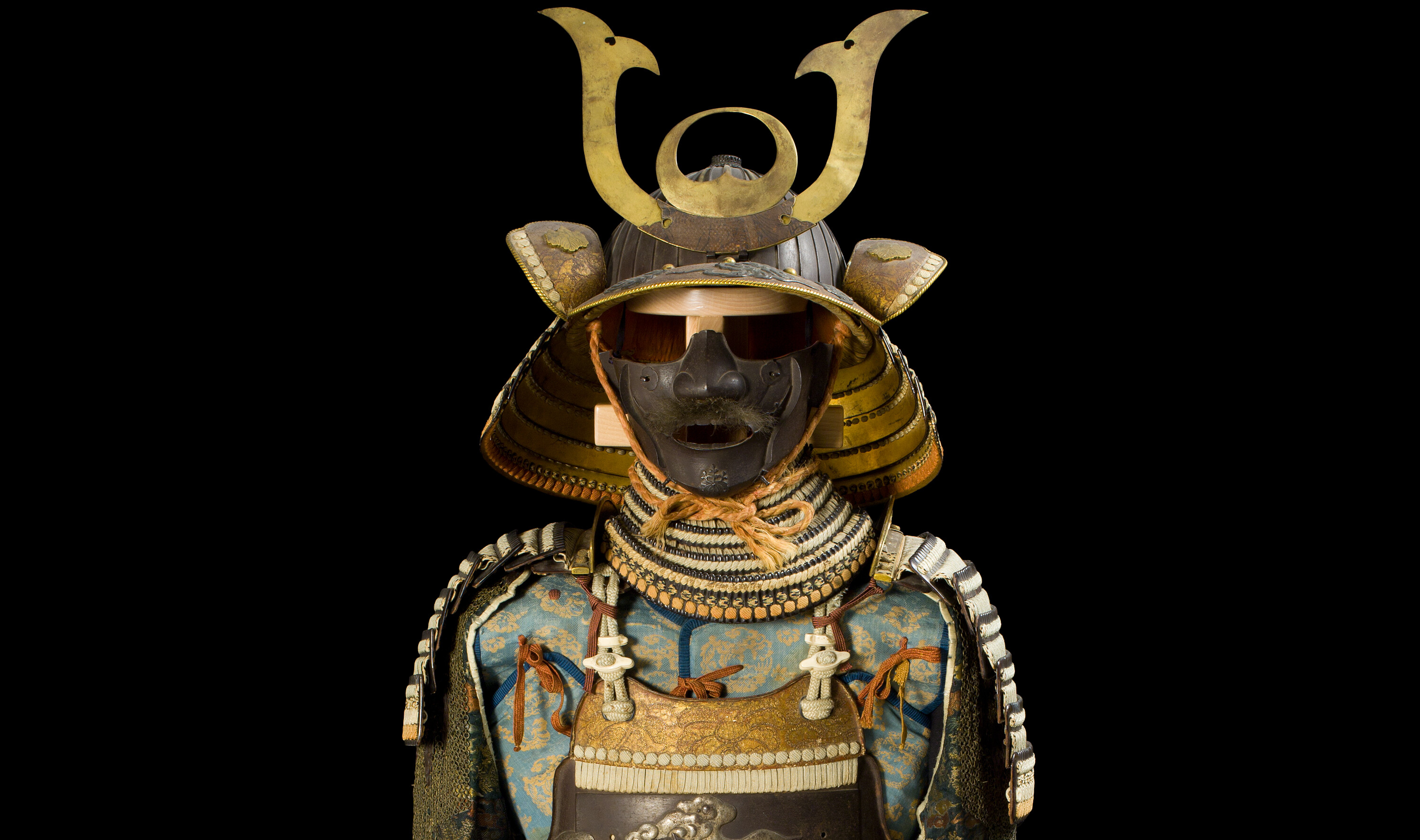 Złota zbroja samurajska - Japonia. Esej o zbroi samurajów średniowiecznej Japonii - budowa zbroi, funkcje elementów, znaczenie dla statusu samuraja. Historia od okresu Kamakura, przez Azuchi-Momoyama, aż po Edo i  Meiji.