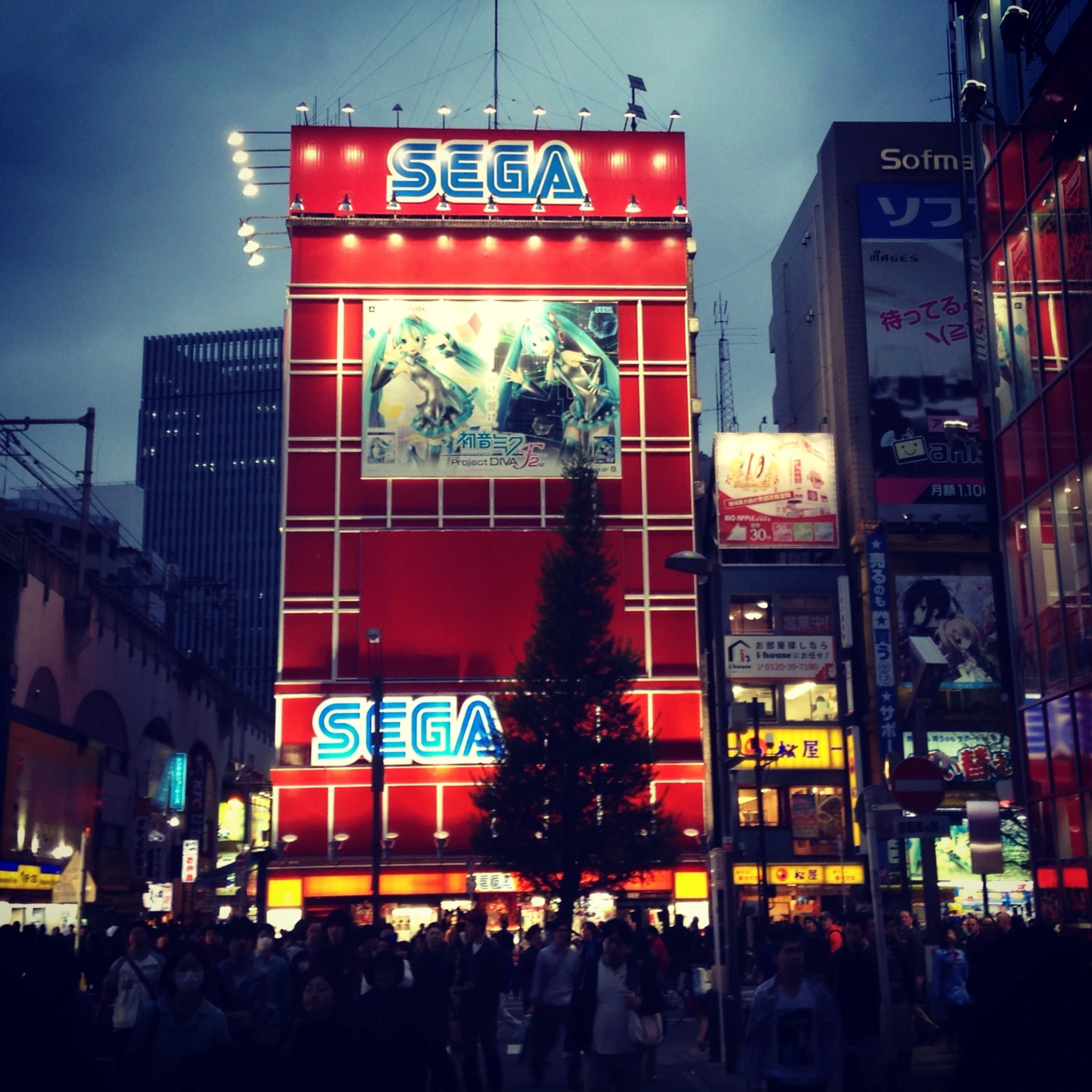 Budynek Sega w Akihabarze, Tokio, Japonia. Artykuł o dzielnicy Akihabara w Tokio - stolicy japońskiem mangi i anime, retro gamingu, maid cafe - czyli stolicy świata otaku.