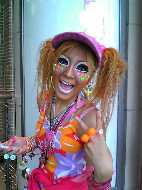 Ganguro gyaru - na złość tradycyjnym Japończykom. Artykuł o współczesnej Japonii, mandze i anime - współczesne społeczeństwo i styl modowy gyaru z Harajuku, Tokyo, Japonia.