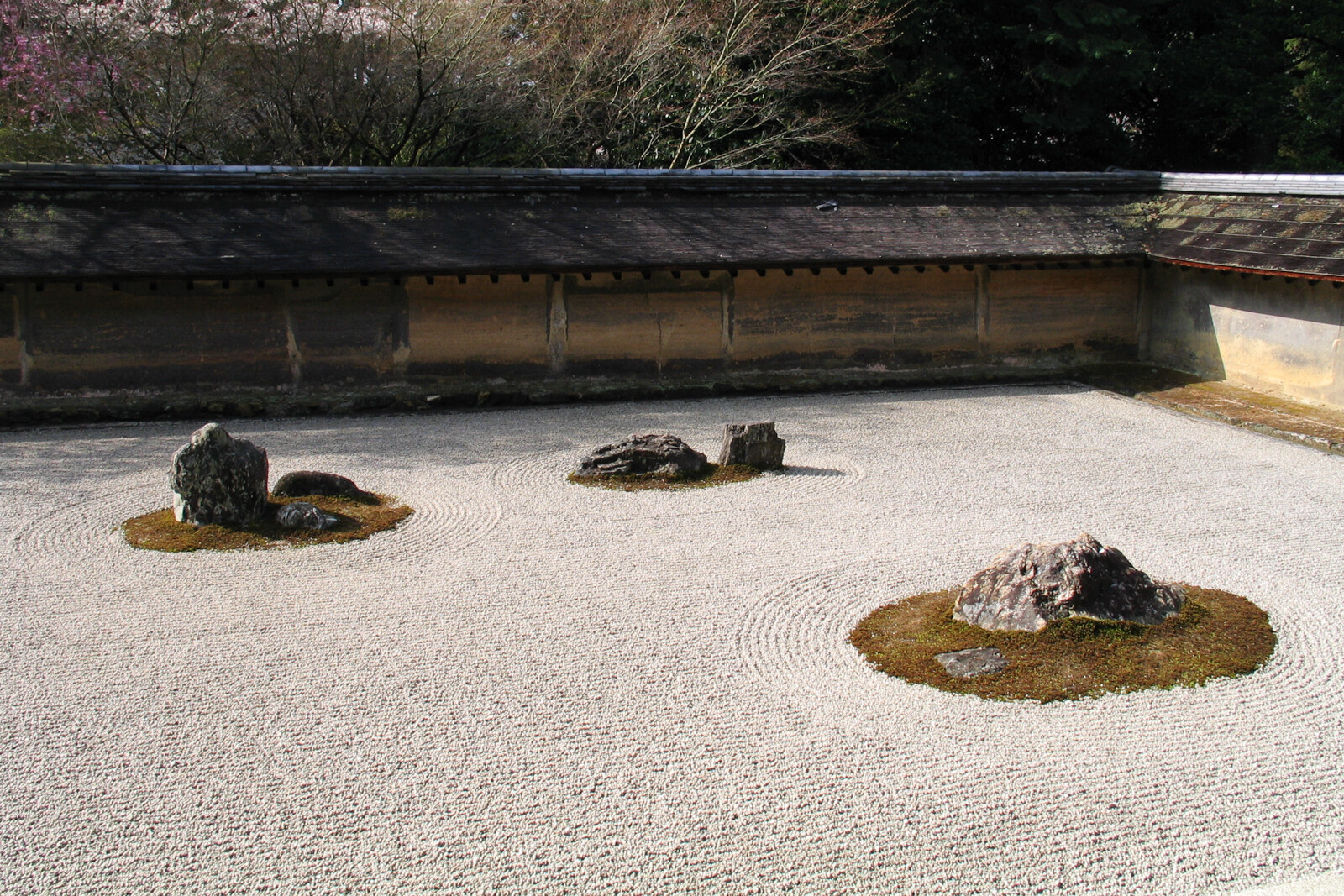 Wabi Sabi style garden from Japan. Articles and essays on Japanese history, culture and philosophy. Wabi Sabi - Japanese Aesthetics of Imperfection in life, art, manga and anime.