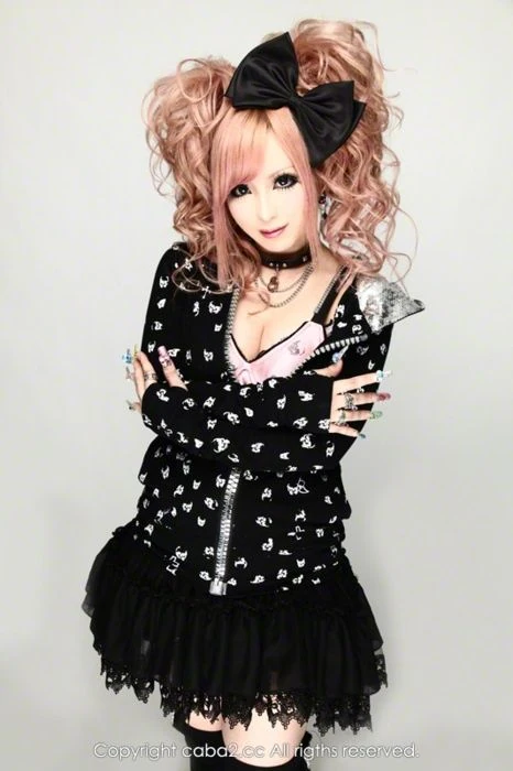 Gothic styles in Harajuku fashion. Article about modern Japn, Tokyo - fashion styles of Harajuku, such as Gyaru, Kawaii, Visual Key, Lolita, Gurokawa and others.