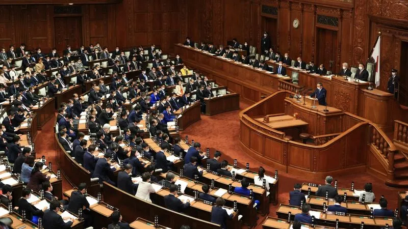 Parlament japoński. Artykuł o współczesnej kondycji Japonii. Jak Japonia z kraju nowoczesnego i futurystycznego, potęgi gospodarczej stała się krajem podyupadłym, w stagnacji, inercji i z ponurymi perpektywami społeczno-demograficznym?