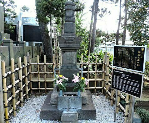 Wieczorne rozmyślania w barze. Yotsuya, Tokyo. Spokojne rozważania w małym barze w Yotsuya. Historia, dawne legendy, ciche ulice w deszczu i wspomnienia zapisane w tkance Tokyo.