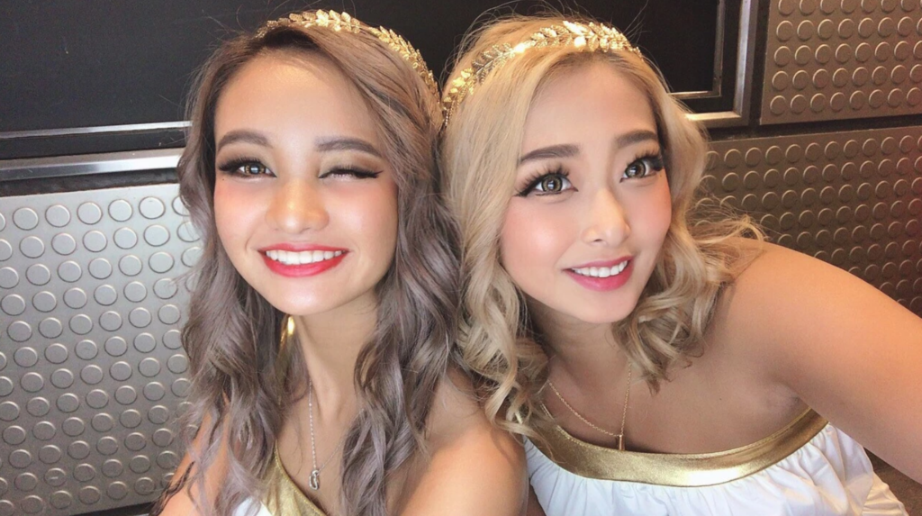 Gyaru oneesan, Tokyo, Harajuku. Essay on modern Japanese society - fashion style of Gyaru, fashion from Harajuku, Tokyo, Japan. Site on Japan, anime, manga.