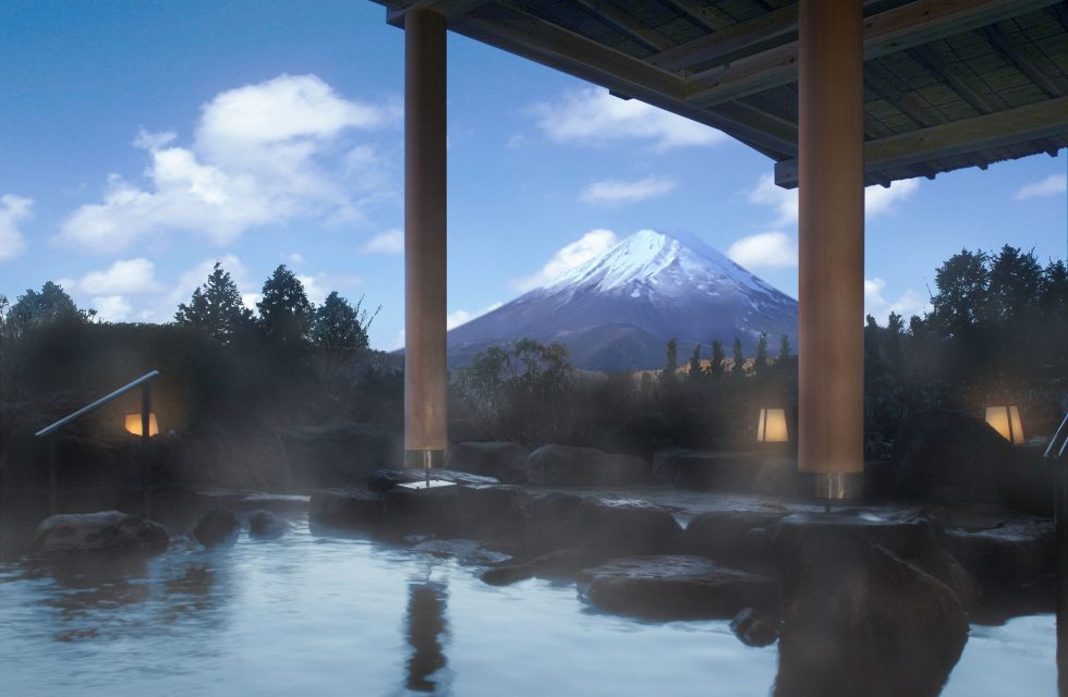 Hakone Onsen, Japonia Esej o japońskich źródłach termalnych onsen. Jaka była historia onsen w klulturze Japonii, jakie są współczesne popularne onsen (Beppu, Dogo Onsen, Hakone Onsen itp). Występowanie onsen w anime, jak Spirited Away, Love Hina, Yu yu Hakosho, Dragon Ball, Onsen Yousei Hakone-chan, Totoro.