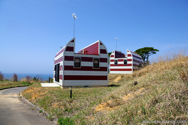 Domki-kotki na japńskiej wyspie kotów Tashirojima, Manga Island, Japonia. Artykuł o japońskiej wyspie kotów Tashiro (Tashirojima). Wyspa, gdzie populacja kotów znacznie przewyższa populację ludzi. Japonia.