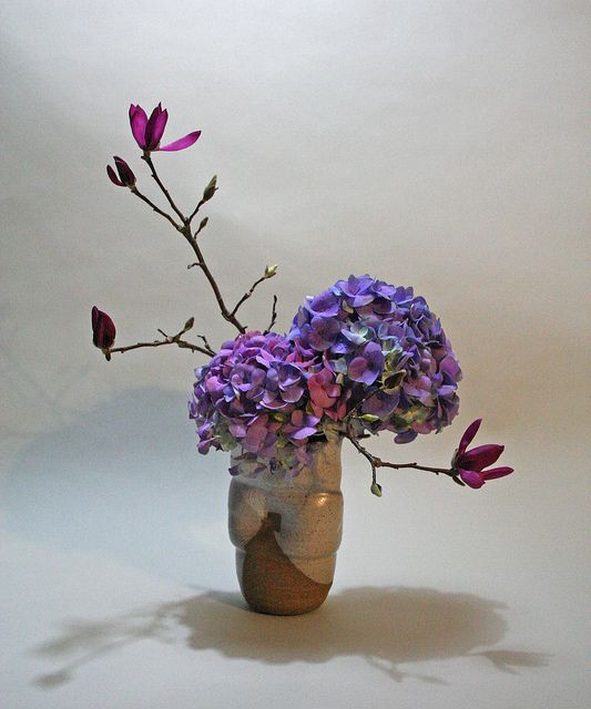 Hortensja (ajisai) w ikebana, sztuce kwiatowej z Japonii. Artykuł o historii, znaczeniu i symbolice hortensji (kwiatu Ajisai) w japońskiej kulturze i sztuce.