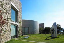 Współczesna sztuka na japońskiej wyspie Naoshima. Artykuł o japońskiej wyspie sztuki Naoshima, na której można podziwiać japońską sztukę współczesną, Yayoi Kusama, Tadao Ando i innych. Muzeum Benesse Corporation na Naoshimie.