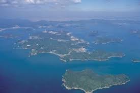 Widok japońskiej wysopy sztuki Naoshima z lotu ptaka. Artykuł o japońskiej wyspie sztuki Naoshima, na której można podziwiać japońską sztukę współczesną, Yayoi Kusama, Tadao Ando i innych. Muzeum Benesse Corporation na Naoshimie.