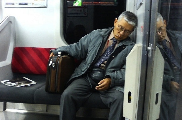 Przysypianie Japończyków w metrze Esej o pojęciu "Gaman" - japońskiej koncepcji wytrwałości, cierpliwości i wewnętrznej siły, podobnej do europejskiego stoicyzmu. Jak objawia się w społeczeństwie Japonii, historii samurajów, filmie i anime?