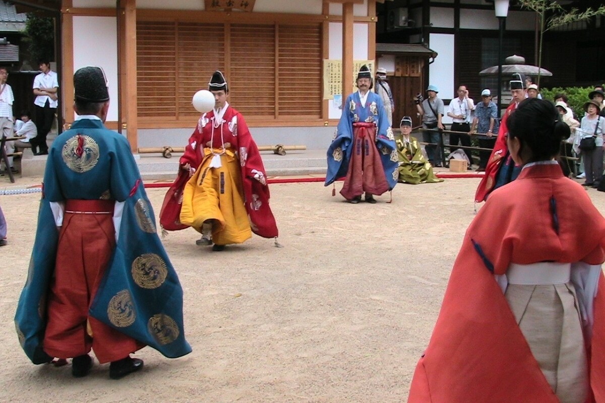 Kemari – A Ball Game from Medieval Japan That Taught Self-Control Instead of Competition Kemari – an ancient Japanese ball game that taught harmony, self-control, and focus instead of competition. Discover the philosophy of the “way of the ball” from the time of the Heian imperial court.