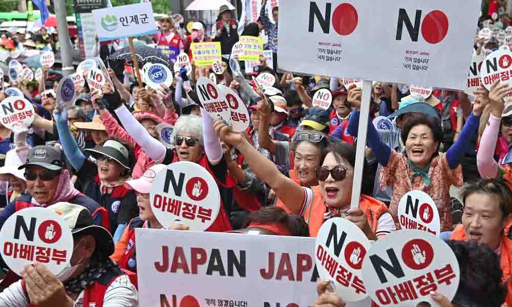 Protests regarding Yasukini shrine respects in Showa Day, Golden Week in Japan. Article about the May holidays in Asia and especially Japan: the Golden Week (history, matsuri, customs and related terms regarding Golden Week holidays in contemporary Japan)