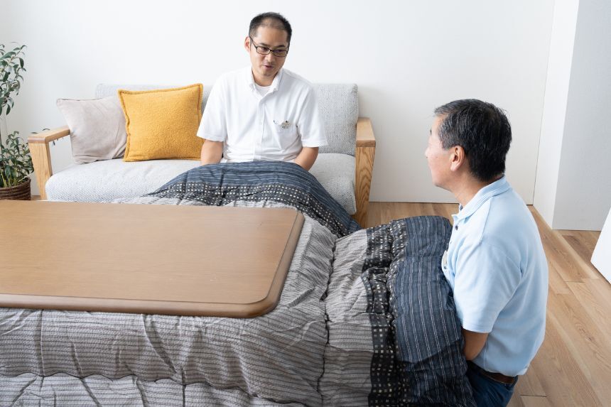 The Man Who Plays Himself — the Psychology of the Japanese “Shujin” Dilemma: Host or Prisoner? One word: “shujin.” Written as 主人, it means a husband and the “master/host of the house”; as 囚人, it means a prisoner. This article shows how, in Japan, roles can protect and confine at the same time—through language, the psychology of the interdependent self, seken, and the prose of Akutagawa, Dazai, and Yoshimoto Banana.