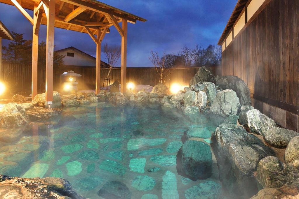 Kusatsu Onsen, Japonia. Esej o japońskich źródłach termalnych onsen. Jaka była historia onsen w klulturze Japonii, jakie są współczesne popularne onsen (Beppu, Dogo Onsen, Hakone Onsen itp). Występowanie onsen w anime, jak Spirited Away, Love Hina, Yu yu Hakosho, Dragon Ball, Onsen Yousei Hakone-chan, Totoro.