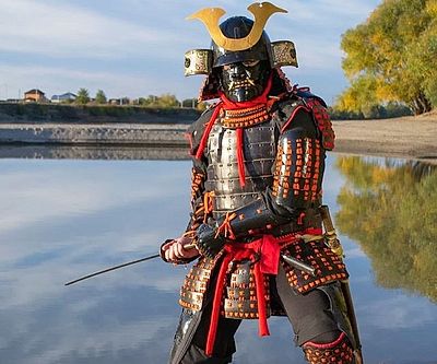 Samuraj w zbroi to ikona japońskiej historii. Esej o zbroi samurajów średniowiecznej Japonii - budowa zbroi, funkcje elementów, znaczenie dla statusu samuraja. Historia od okresu Kamakura, przez Azuchi-Momoyama, aż po Edo i  Meiji.