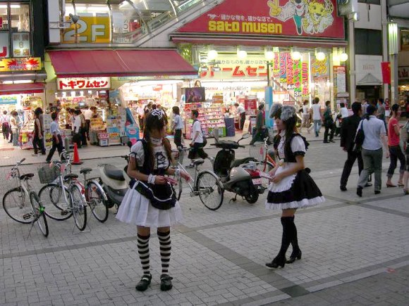 Maid cafe popularne w Akihabarze, tokio. Artykuł o dzielnicy Akihabara w Tokio - stolicy japońskiem mangi i anime, retro gamingu, maid cafe - czyli stolicy świata otaku.