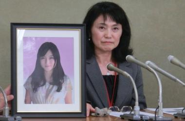 Matka Matsuri Takahashi, która zmarła w 2015 z przepracowania w Dentsu. Artykuł, esej o współczesnej Japonii - japońska kultura pracy, toksyczne relacje w pracy, 16-godzinny dzień pracy i śmierć z przepracowania - karoshi.