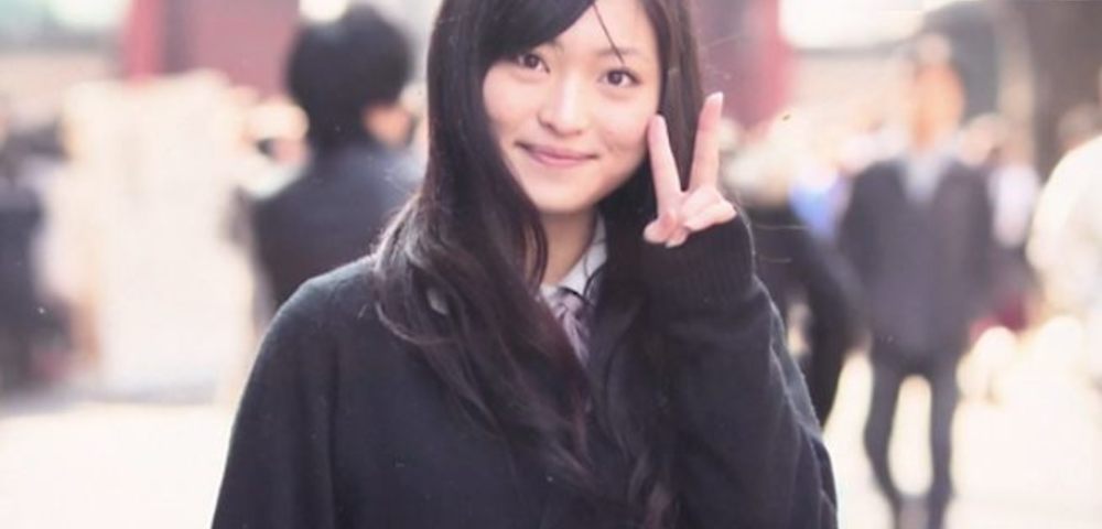 Matsuri Takahashi - w wieku 24 lat popełniła samobójstwo z rzekomych powodów karoshi (zbyt dużo nadgodzin) Artykuł, esej o współczesnej Japonii - japońska kultura pracy, toksyczne relacje w pracy, 16-godzinny dzień pracy i śmierć z przepracowania - karoshi.