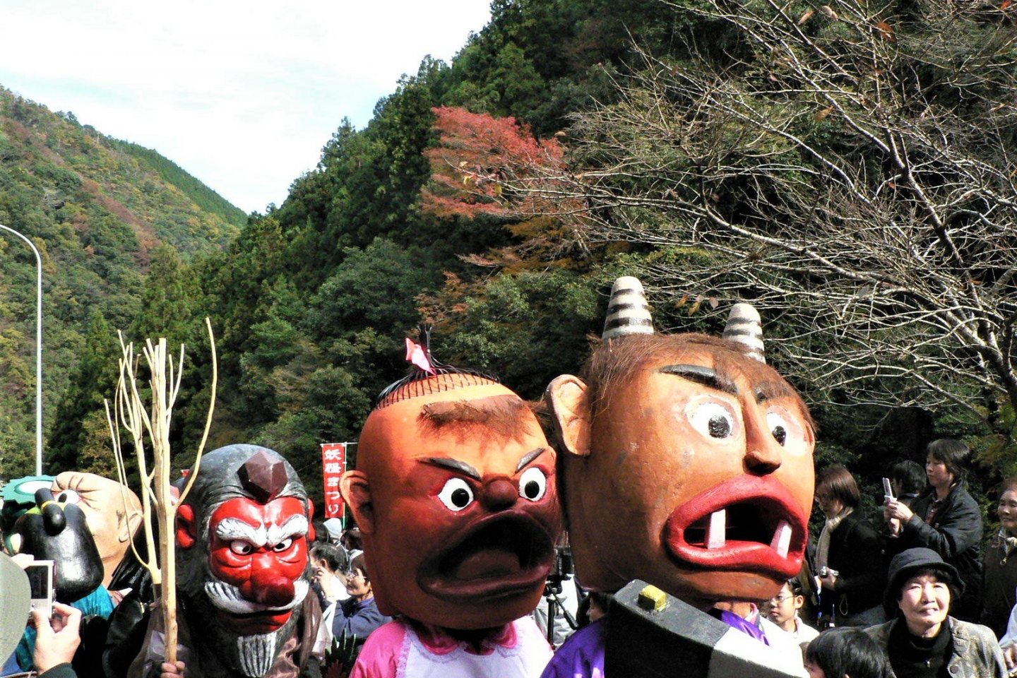Maski Yokai, popularne na japońskich festiwalach Matsuri. Artykuł o Yokai w japońskim folklorze, ich rodzaje i występowanie, ioch rola w kulturze, mandze i anime Japonii. Bestiariusz 0 główne yokai, ich opis i występowanie w anime.