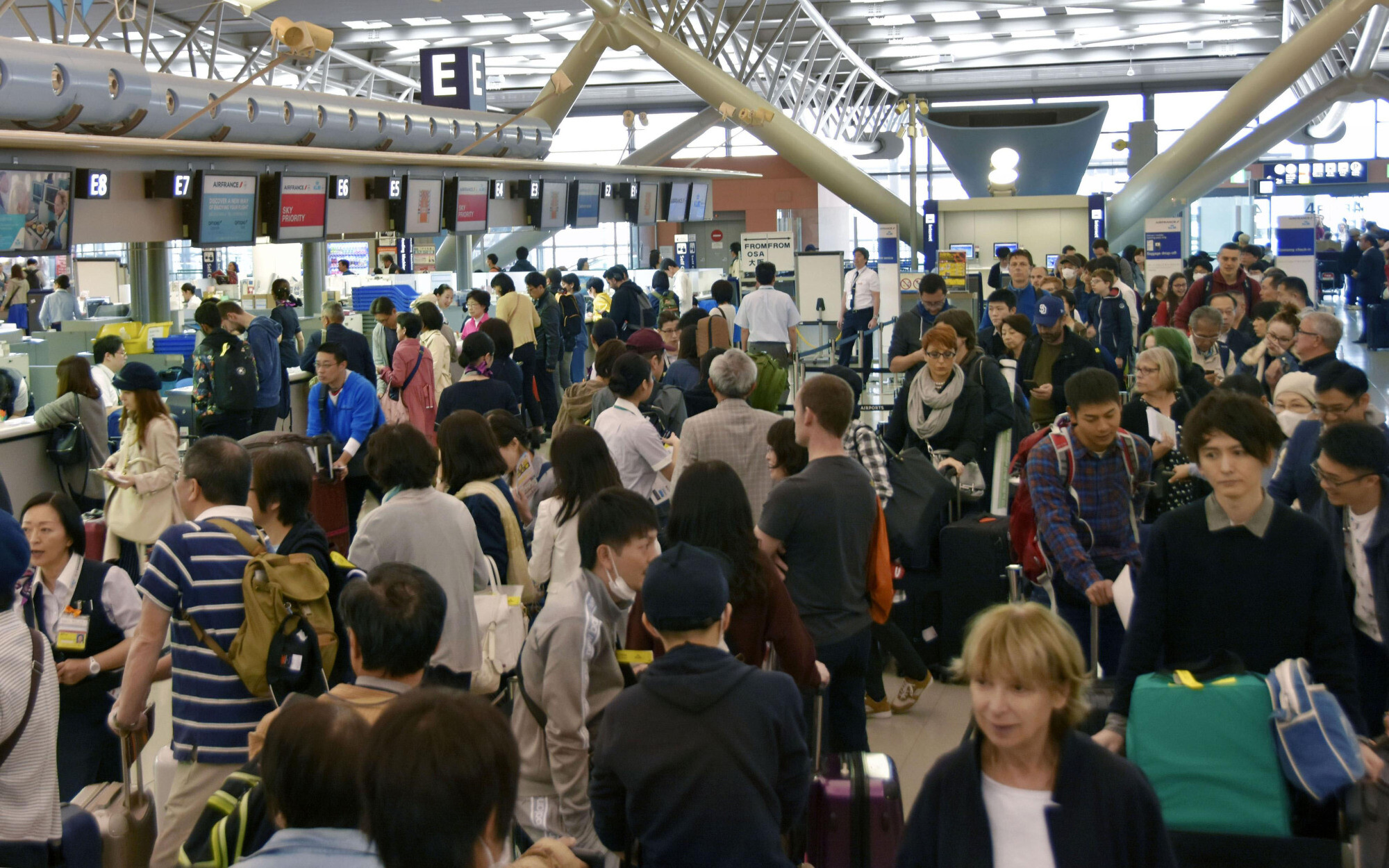 Golden Week in the Japanese \subway Article about the May holidays in Asia and especially Japan: the Golden Week (history, matsuri, customs and related terms regarding Golden Week holidays in contemporary Japan)
