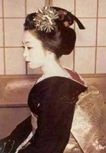 Mineko Iwasaki, most famous gaisha in Japan. Article about 20 century most famous geisha Mineko Iwasaki. Geishas as artisans and keepers of Japanese culture and tradition. Mineko Iwasaki standing against Arthur Golden regarding defamation case in Memoirs of Geisha.