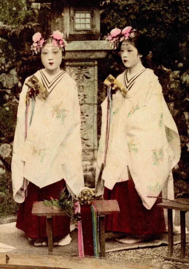 Wchłonięcie. Japoński yōkai pajęczycy i wstydliwe pragnienie mężczyzny, by dać się pożreć Jorōgumo, japońska kobieta-pająk, yokai i lęk, który mężczyzna sam sobie przędzie: od kroniki, przez Yoshiwarę, po Straszną Matkę.