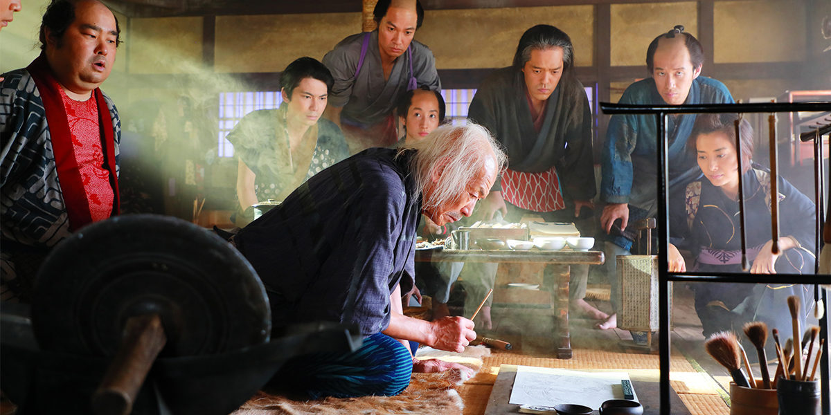 Uparta Ōi – genialna córka mistrza Hokusaia, która tworzyła, nie prosząc o pozwolenie Katsushika Ōi, uparta i genialna córka mistrza Hokusaia, żyła sztuką z dziką pasją i niepokornym spokojem. Malowała kobiety z dumą i ogniem, przekraczając granice wyznaczone jej przez epokę i nazwisko ojca.