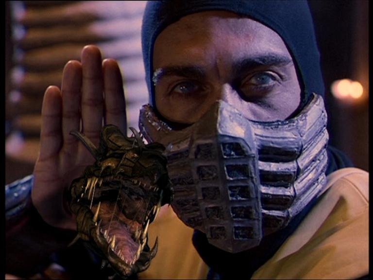Film Mortal Kombat z lat 90-tych - wysywająca się paszcza węża z ręki Scorpiona (powinno być kunai, jak w Naruto) Co łączy Mortal Kombat, Naruto i japońskich rolników? – Sprawdźmy śmiertelne kunai