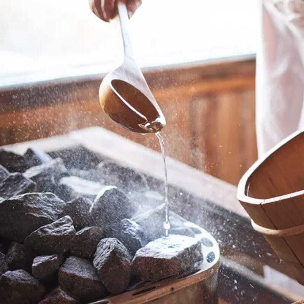 Wiersz zamiast klimatyzacji – dawne japońskie sposoby na upał: słowo, dźwięk, barwa Szklany dzwonek, złota rybka, skrobany lód i jeden wiersz. Jak dawna Japonia komponowała chłód z dźwięku, barwy i słowa, zanim wynaleziono klimatyzację.