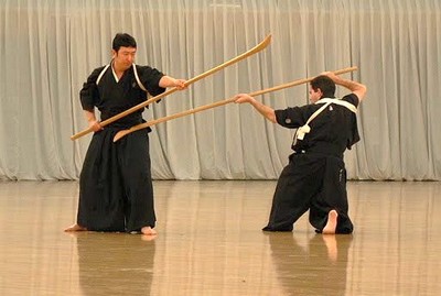 Samurajski rytuał genpuku – gdy chłopiec otrzymuje imię, broń i los wojownika Poznaj samurajski rytuał genpuku – moment, gdy chłopiec otrzymywał imię, miecz i los wojownika. Historia, symbolika i głęboka przemiana.