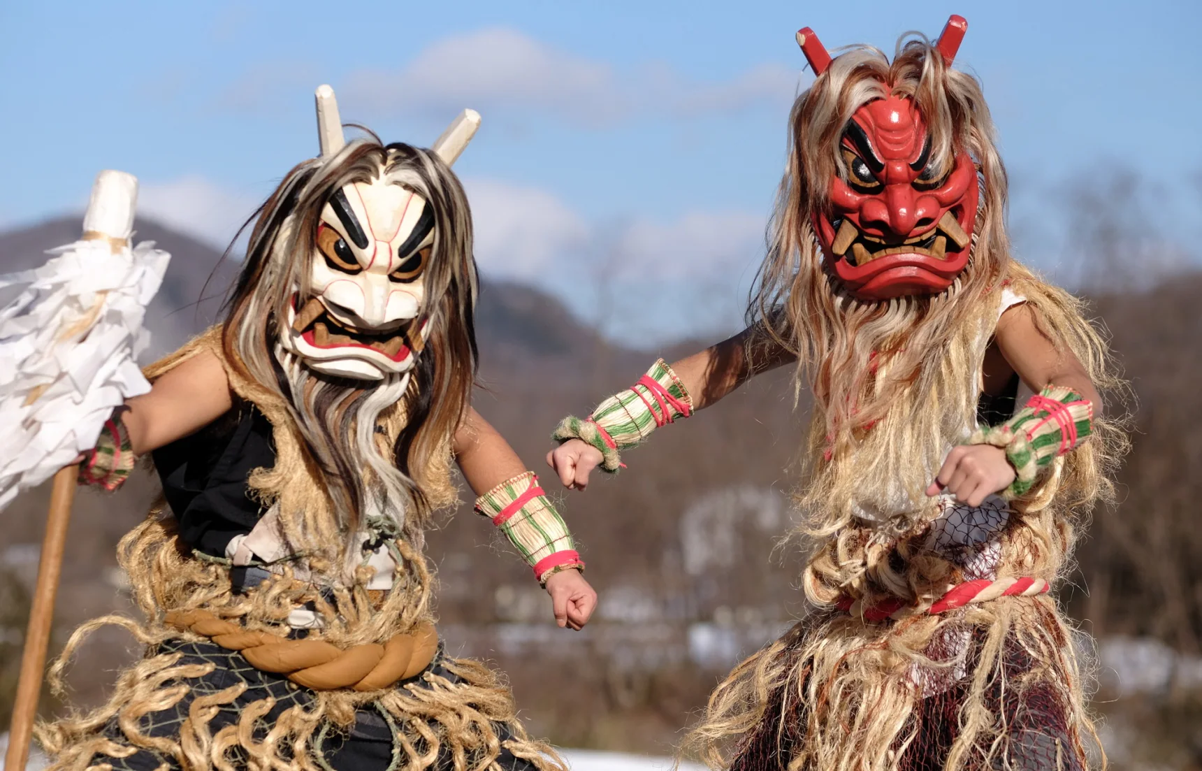 Namahage - demony oni karzące leniwych ludzi w Akita, Japonia. Artykuł / esej o motywie postaci Namahage w kulturze Japonii (Akita). Namahage - demony oni w festiwalach matsuri na Nowy Rok w Akita, Japonia.