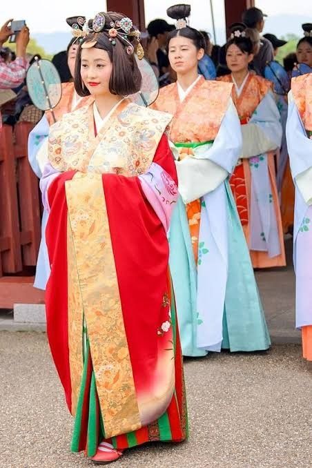 Okres (Jidai) Nara w historii Japonii - początki państwa japońskiego, starożytność. Historia Japonii - wszystkie ery (Jidai) po kolei - od Jomon, przez Asuka, Ashikaga, Edo, Meiji, Taisho i Showa aż po współczesne Heisei i Reiwa. Historia Japonii - starożytność Japonii, średniowiecze samurajów, epoka przemysłowa i ukiyo-e aż, 2-ga wojna światowa aż po współczesne katastrofy demograficzne i środowiskowe.