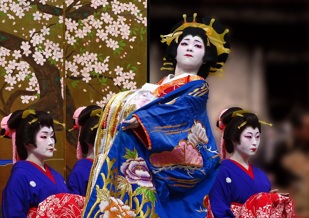 Mistrzyni sztuki i poezji - oiran. Esej o roli oiran w kulturze Japonii shogunatu Tokugawa (Edo) i róznice z profesją gejsz.