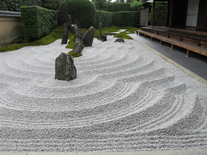 Karessansui - fale oceanu w ogrodzie japońskim Esej o japońskich ogrodach karesansui i, jaką rolę pełnią w filozofii Zen i Mono no Aware