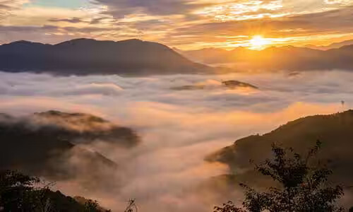 Niesamowity widok gór Kii w Japonii Esej o Kumano Kodo - japońskim Camino de Santiago - historia Japonii zaklęta w szlaku pielgrzymek przez góry Kii
