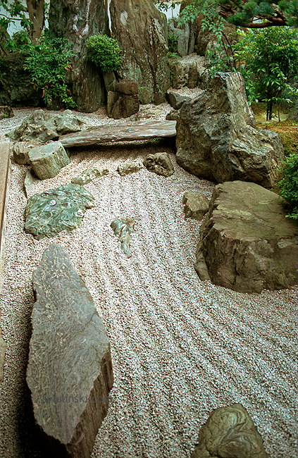 Karesansui - ogród japoński kontemplacji zen Esej o japońskich ogrodach karesansui i, jaką rolę pełnią w filozofii Zen i Mono no Aware