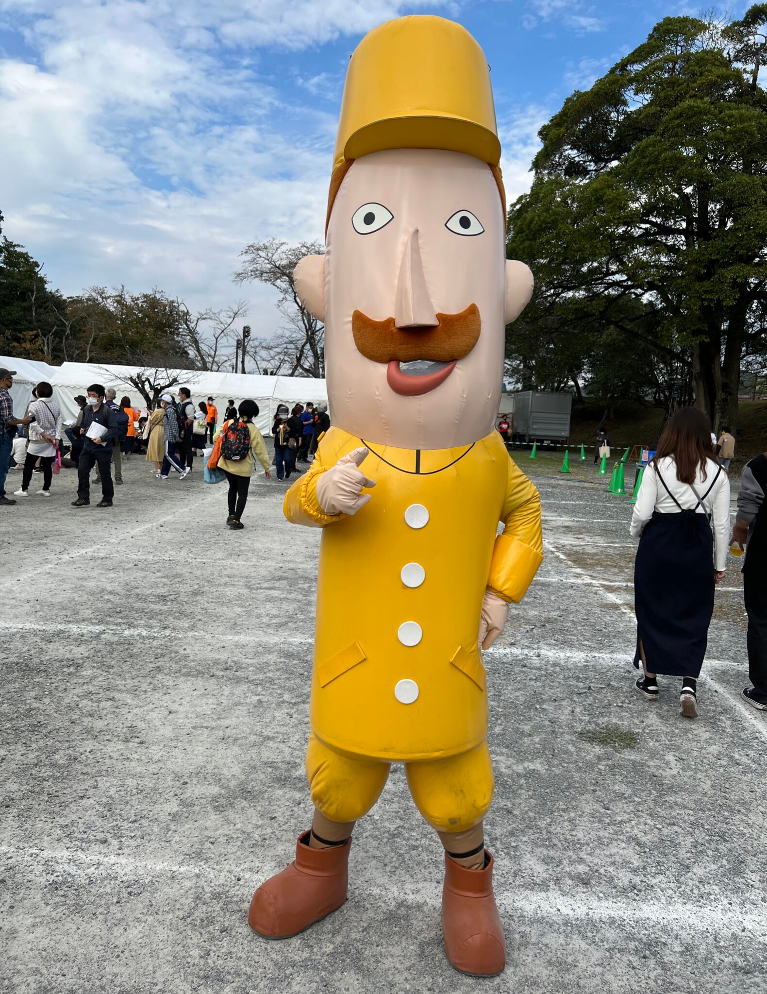 Futro, które zarabia miliardy - Yuru-kyara, czyli jak każda japońska mieścina ma swoją pocieszną pokrakę Yuru-kyara – japońskie maskotki, które promują miasta, tańczą w TV i zarabiają miliardy yenów. Poznaj ich historię, najbardziej zwariowane postacie i wpływ na gospodarkę Japonii.