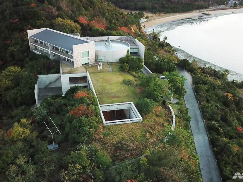 Widok japońskiej wyspy Naoshima z lotu ptaka. Sztuka Azji. Artykuł o japońskiej wyspie sztuki Naoshima, na której można podziwiać japońską sztukę współczesną, Yayoi Kusama, Tadao Ando i innych. Muzeum Benesse Corporation na Naoshimie.