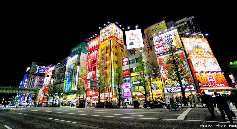 Akihabara nocą, Tokio, Japonia. Artykuł o dzielnicy Akihabara w Tokio - stolicy japońskiem mangi i anime, retro gamingu, maid cafe - czyli stolicy świata otaku.