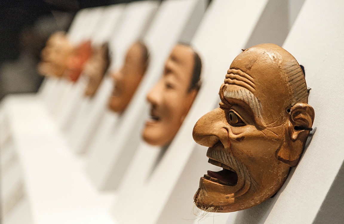 Zdjęcie masek japońskiego teatru No. Nō, Kyōgen i Kabuki - tradycyjne japońskie formy teatru - ich historia, współczesne oblicze oraz wpływ na japońską mangę i anime.