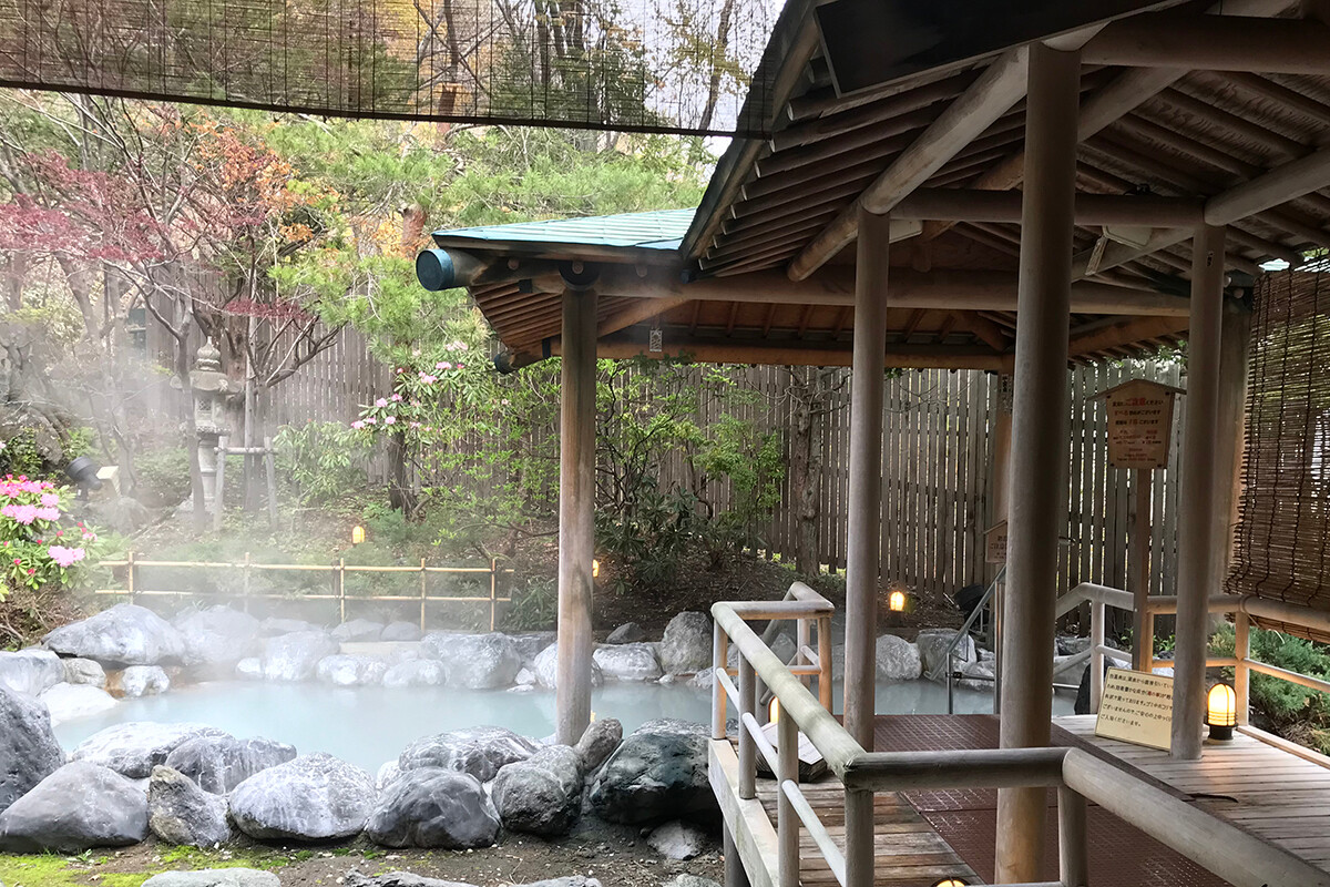 Noboribetsu Onsen, Japonia. Esej o japońskich źródłach termalnych onsen. Jaka była historia onsen w klulturze Japonii, jakie są współczesne popularne onsen (Beppu, Dogo Onsen, Hakone Onsen itp). Występowanie onsen w anime, jak Spirited Away, Love Hina, Yu yu Hakosho, Dragon Ball, Onsen Yousei Hakone-chan, Totoro.