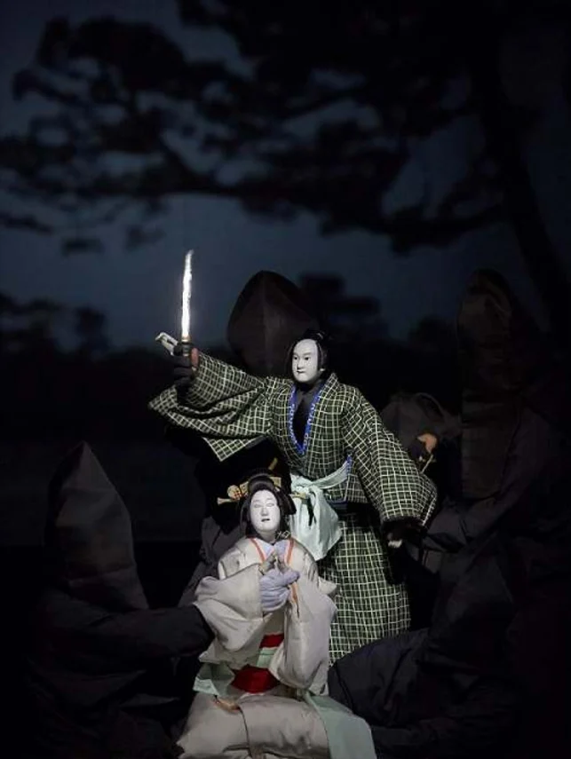 Wzornik samobójczej miłości. Co nam mówi teatr czasów shōgunatu, a co Werter Goethego? Świt nad Osaką, rok 1703. Miesiąc później całe miasto ogląda tę śmierć na scenie, a kasa teatru spłaca długi. Sonezaki shinjū, Werter Goethego i cena formy.