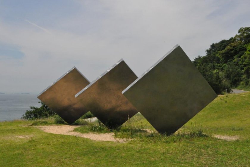 Ciekcawe rzeźby i obiekty na japońskiej wyspie Naoshima. Artykuł o japońskiej wyspie sztuki Naoshima, na której można podziwiać japońską sztukę współczesną, Yayoi Kusama, Tadao Ando i innych. Muzeum Benesse Corporation na Naoshimie.