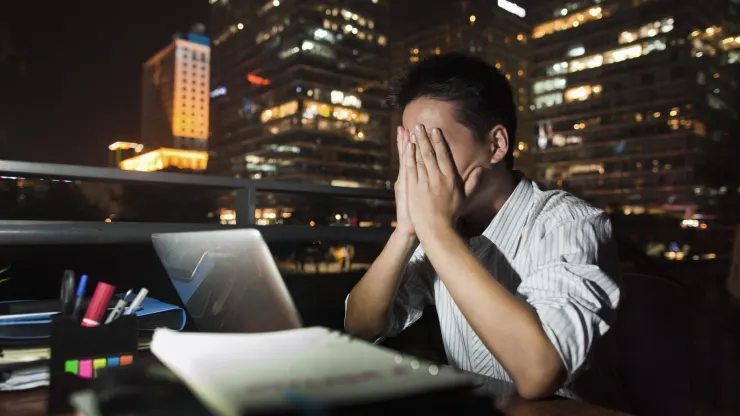 16 godzinny dzień pracy w Japonii. Artykuł, esej o współczesnej Japonii - japońska kultura pracy, toksyczne relacje w pracy, 16-godzinny dzień pracy i śmierć z przepracowania - karoshi.