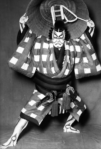 Tradycyjne, japońskie ubranie aktora teatru kabuki. Nō, Kyōgen i Kabuki - tradycyjne japońskie formy teatru - ich historia, współczesne oblicze oraz wpływ na japońską mangę i anime.