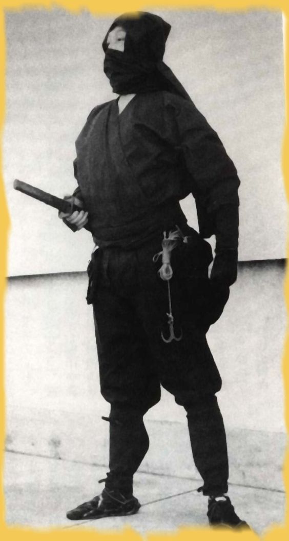 Zdjęcie ninja, Japonia, XX wiek Artykuł o tym, kim na prawdę byli Ninja średniowiecznej Japonii (od okresu Heian po Edo). Czym jest ninjutsu, filozofia ninja? Jak przedstawieni oni zostali w japońskich mangach i anime?