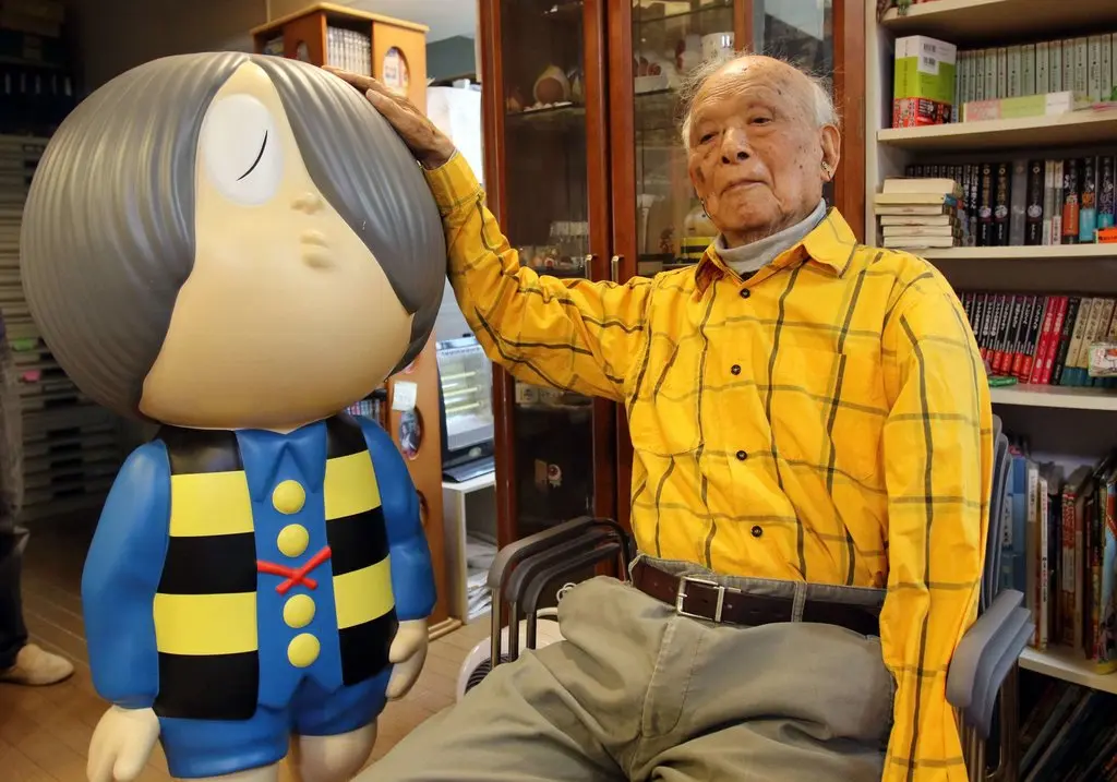 Zdjęcie późnego Shiberu Mizukiego wraz z maskotką Kitaro. Artykuł o legendzie ja-pońskiej mangi - Shiberu Mizuki - autorze GeGeGe no Kitaro, Showa: Japan's History, czy Akuma-Kun. Życie po traumie II Wojny Światowej i twórczość antywojenna i o japońskiej mitologii (yokai).