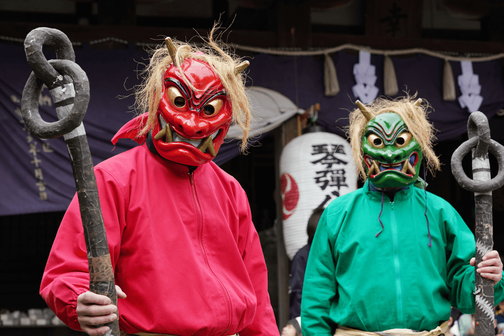 Oni to demony zniszczenia (Yokai) w japońskim folklorze. Artykuł o Yokai w japońskim folklorze, ich rodzaje i występowanie, ioch rola w kulturze, mandze i anime Japonii. Bestiariusz 0 główne yokai, ich opis i występowanie w anime.