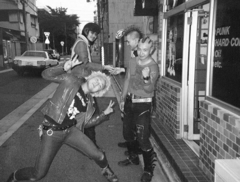 Osaka, Japonia: punkowa scena lat 80tych. Artykuł o japońskim zespole muzyki eksperymentalnej (noise art, psychodela i punk rock) - The Boredoms z Osaki, Japonia. Historia zespołu the Boredoms oraz jego twórców: Yamantaka Eye, Yoshimi P-We, Hira, Seiichi Yamammoto, Kazuya Nishimura, Shinji MAsuko.