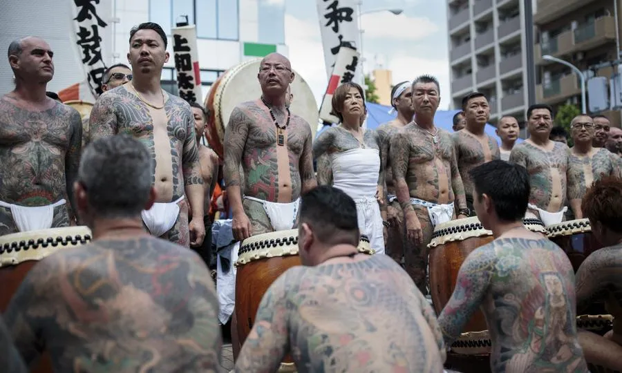 Yakuza na matsuri - pokaż tatuaży - Japonia. Esej o japońskiej, 400-letniej mafii: Yakuza. Co oznacza nazwa, jaka jest historia i współczesna działalność yakuzy w Japonii i na świecie.